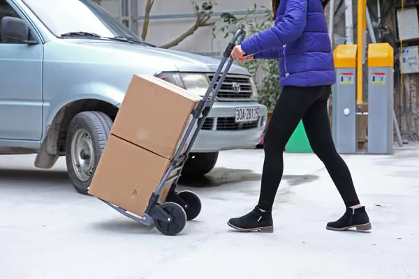Sử dụng xe đẩy hàng sao cho đúng cách để xe luôn bền và an toàn