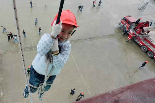 Hộ gia đình và văn phòng đều nên có dây thoát hiểm khi ở nhà cao tầng