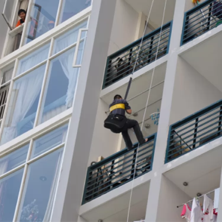 Thang dây thoát hiểm